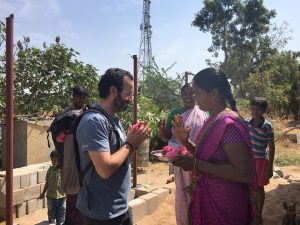 Obras social Duran materiales de construcción. Duran colabora con la fundación Vicente Ferrer y la CAEB en la India. Duran Visita viviendas en la India