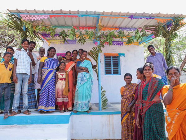 Obras social Duran materiales de construcción. Duran colabora con la fundación Vicente Ferrer y la CAEB en la India. Inauguración viviendas en la India
